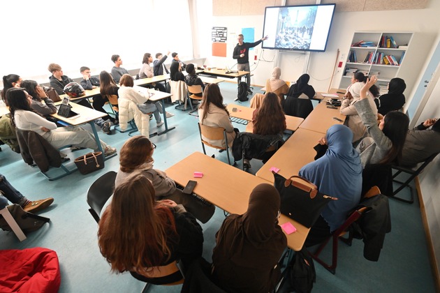 Newscamps gegen Desinformation: Bezirksregierung Arnsberg und #UseTheNews starten Pilotprojekt an drei Schulen